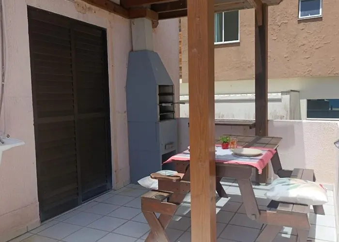 Apto 50M Praia- 4 Pessoas, Wifi, Sacada, Churrasqueira, Garagem Para Veiculos Pequenos - Residencial Roveda Bombinhas